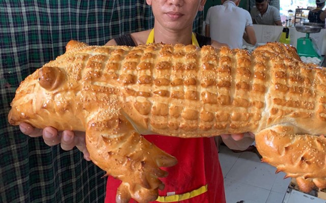 Bánh mì cá sấu khổng lồ gây “bão” mạng