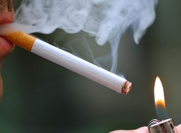 Hút thuốc khiến bạn có nguy cơ mắc COVID-19 cao hơn