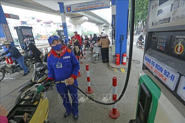 Giá xăng, dầu tăng hơn 700 đồng/lít
