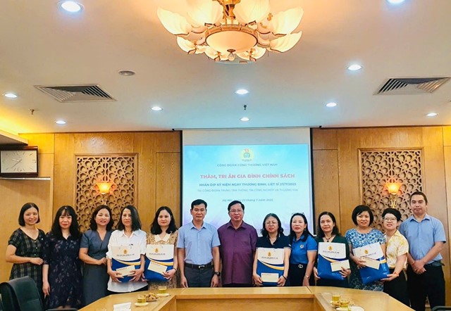 Công đoàn Công Thương VN thăm và tri ân các Gia đình chính sách tại Trung tâm Thông tin CN & TM