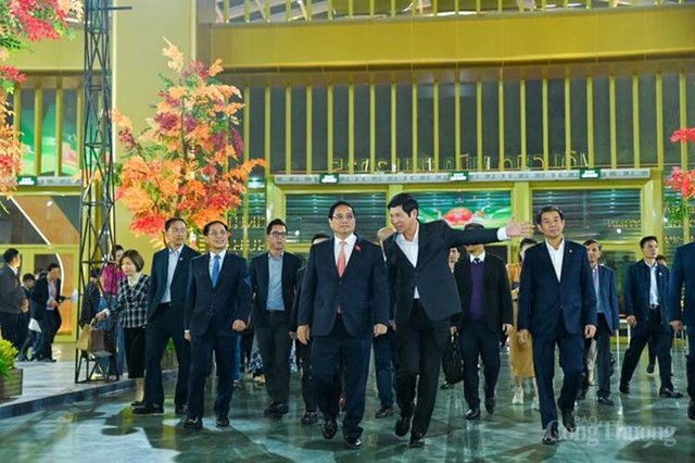Thủ tướng Phạm Minh Chính dự tổng duyệt chương trình khai mạc Hội chợ Mùa Thu lần thứ nhất - 2025