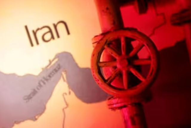 Hàng trăm tàu đang neo đậu ở Vịnh Trung Đông