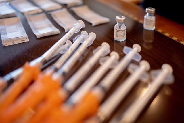 Pfizer bắt đầu sản xuất vaccine dành riêng chống Omicron