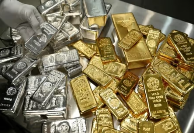 Giá bạc vượt mốc 75 USD, vàng và bạch kim cũng lập kỷ lục mới