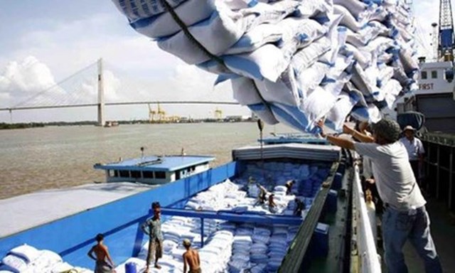 Philippines tăng nhập khẩu gạo để ngăn sốt giá 