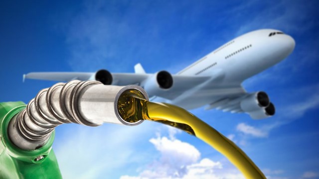 Giá nhiên liệu máy bay tăng vọt lên mức cao kỷ lục