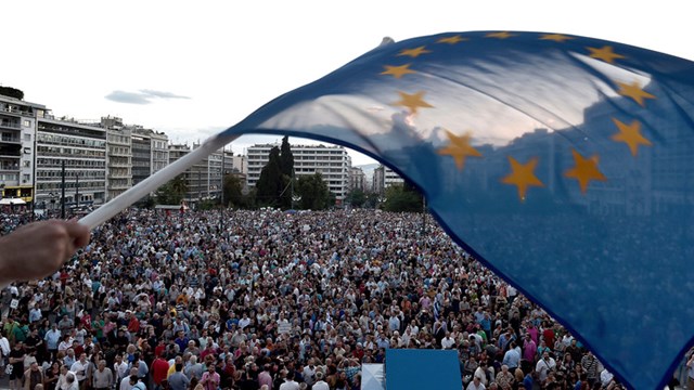 Tiền tháo chạy khỏi Hy Lạp, châu Âu nhóm họp khẩn cấp