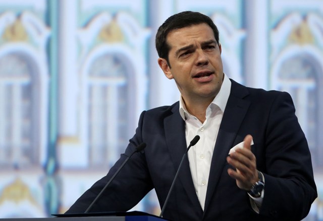 Hy Lạp nhượng bộ để tránh vỡ nợ