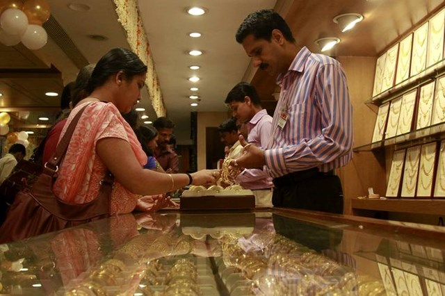 Ấn Độ gom vàng, Trung Quốc gom cổ phiếu