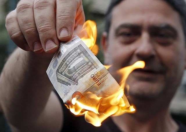 Hy Lạp đóng toàn bộ hệ thống ngân hàng, chính thức kiểm soát dòng vốn