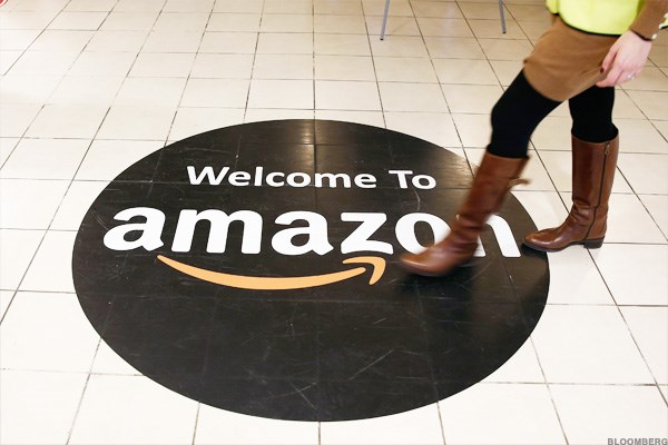 Amazon vượt Wal-Mart trở thành hãng bán lẻ lớn nhất thế giới