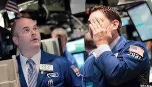 Cổ phiếu hàng hóa kéo phố Wall mất điểm, USD tăng phiên thứ 3 liên tiếp