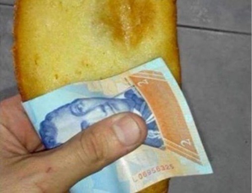Người Venezuela dùng tiền làm giấy ăn