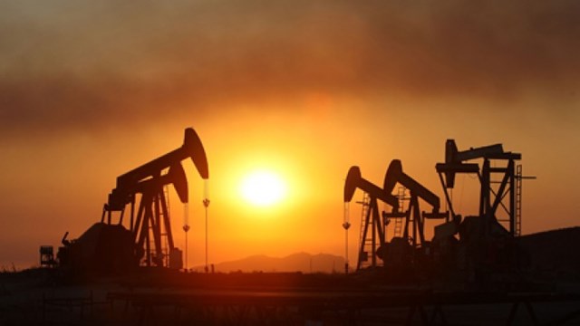 Giá dầu phục hồi 2% trong phiên biến động mạnh nhất 24 năm