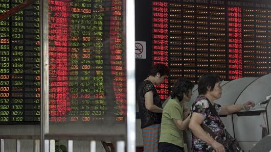 Dự trữ ngoại hối của Trung Quốc giảm kỷ lục, chứng khoán tiếp tục lao dốc