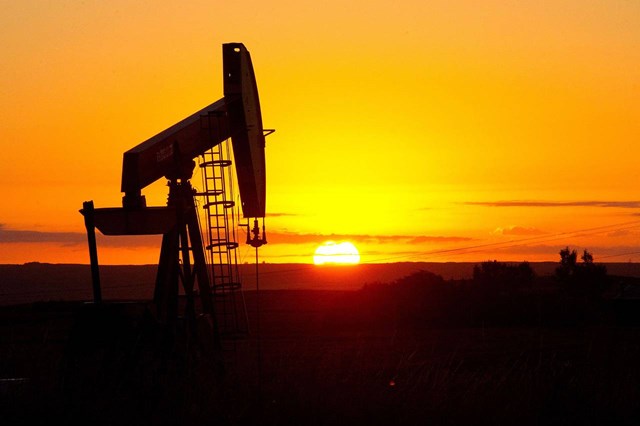 Giá dầu Mỹ giảm mạnh xuống dưới 45 USD/thùng