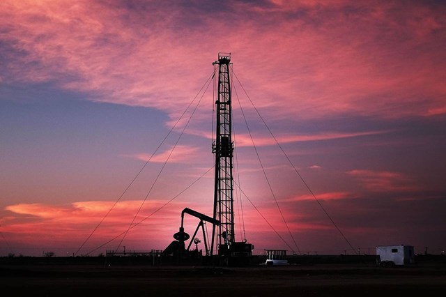 Giá dầu thoát đáy 2 tuần nhờ dấu hiệu Mỹ giảm sản lượng