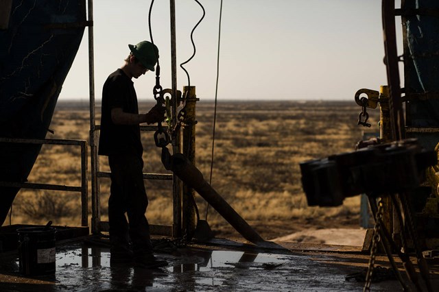 Giá dầu đảo chiều tăng mạnh do Mỹ giảm sản lượng