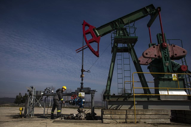 Giá dầu chạm đáy 2 tuần sau số liệu kinh tế Trung Quốc