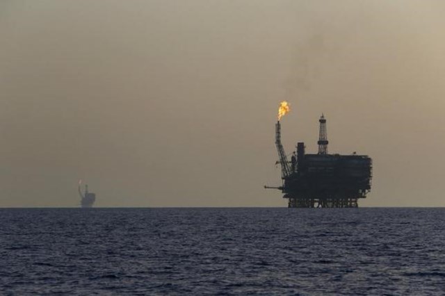Giá dầu tuột mốc cao nhất 1 tháng do dự trữ của Mỹ tăng