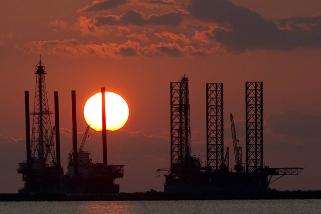 Giá dầu giảm tiếp sau báo cáo của IEA