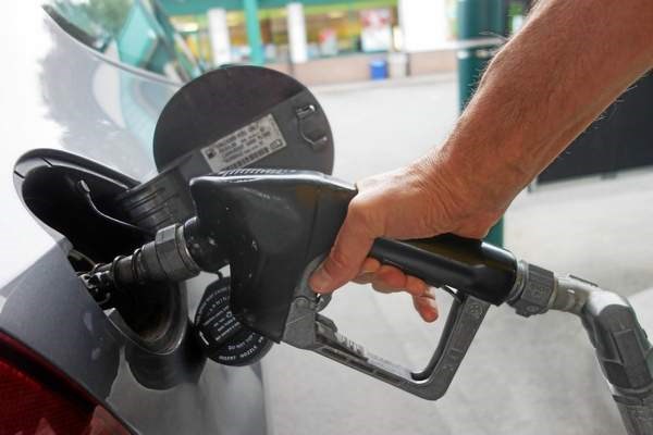 Giá dầu giảm gần 4%, giá xăng Mỹ thấp nhất 6 năm