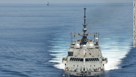 Cận cảnh tàu chiến Mỹ vào sát đảo Trung Quốc bồi đắp trái phép