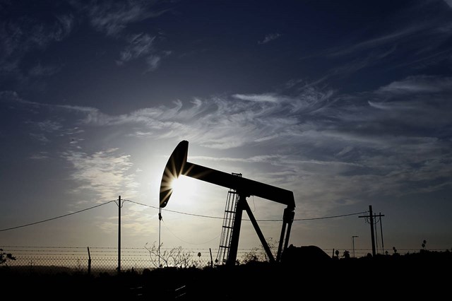 Giá dầu Mỹ xuống sát 40 USD/thùng