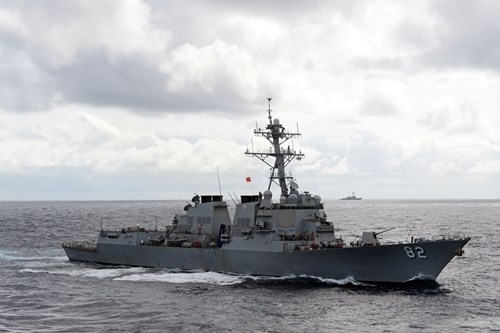 Trung Quốc điều hai khu trục hạm bám tàu Mỹ ở Biển Đông