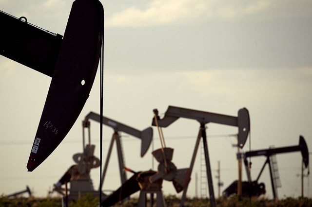Giá dầu tăng vọt hơn 6% do Mỹ nới lỏng cấm xuất khẩu dầu
