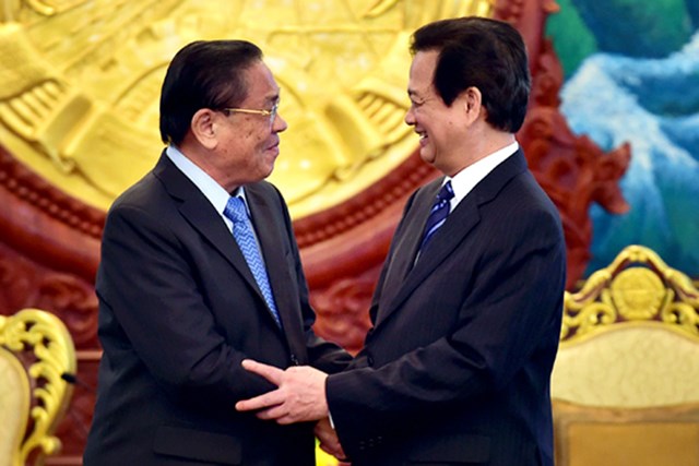 Thủ tướng gặp mặt các nhà đầu tư Việt Nam tại Lào