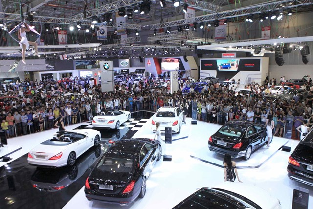 Người Việt chi gấp đôi túi tiền mua ô tô nguyên chiếc 