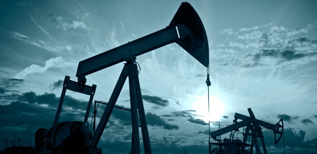 Giá dầu giảm, chịu áp lực từ USD