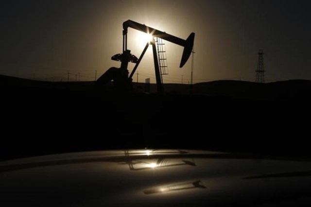 Giá dầu tăng gần 2% trước đồn đoán sản lượng tại Mỹ giảm