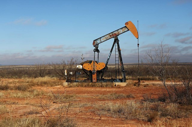 Giá dầu biến động trái chiều sau báo cáo tồn kho dầu của Mỹ