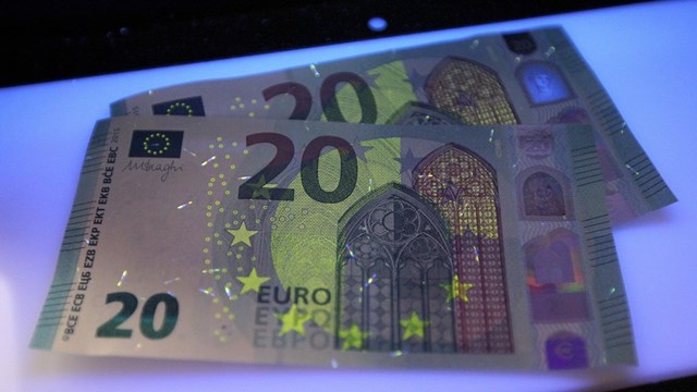 Euro xuống thấp nhất 10 ngày trước thềm họp ECB