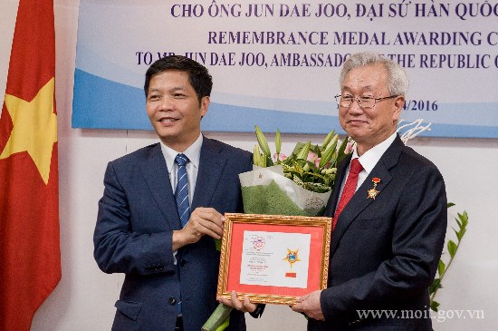 Trao Kỷ niệm chương vì sự nghiệp phát triển ngành Công Thương Việt Nam cho Đại sứ Hàn