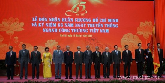 Ngành Công Thương đón nhận Huân chương HCM nhân kỷ niệm 65 năm Ngày truyền thống