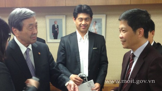 Bộ trưởng Trần Tuấn Anh làm việc với Bộ trưởng Kinh tế, TM và CN Nhật Bản