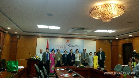 Thứ trưởng Cao Quốc Hưng trao Kỷ niệm chương cho Trưởng đại diện UNIDO
