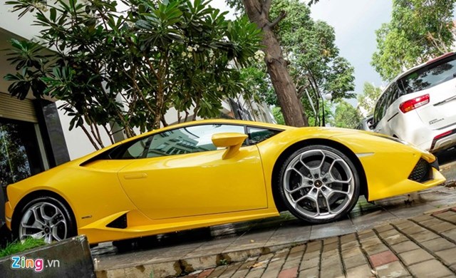 Siêu xe Lamborghini Huracan trước nhà Cường Đôla