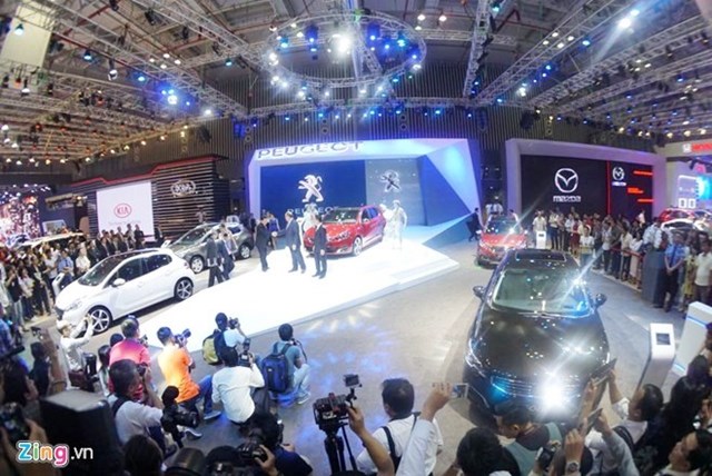 Vietnam Motor Show 2016 diễn ra ở Hà Nội, quy tụ 13 hãng xe