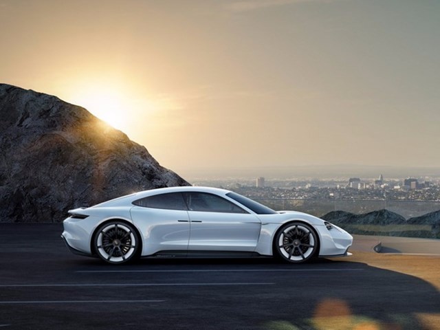 Porsche sản xuất xe điện cạnh tranh Tesla