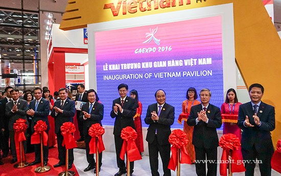 Thủ tướng Nguyễn Xuân Phúc khai trương Khu gian hàng thương mại VN tại CAEXPO 2016