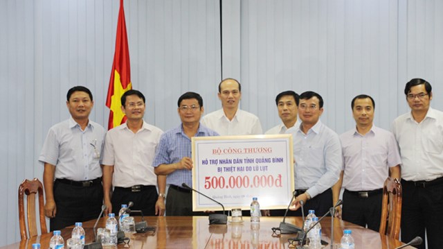 Bộ Công Thương trao 500 triệu đồng cho tỉnh Quảng Bình