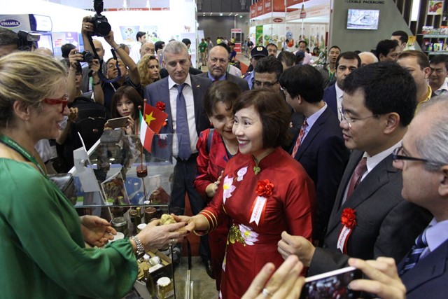 Thứ trưởng Hồ Thị Kim Thoa dự Triển lãm Vietnam Foodexpo 2016