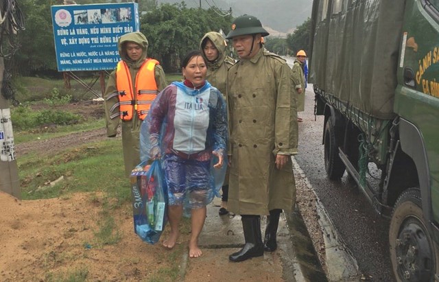 Bộ trưởng Trần Tuấn Anh thị sát bão lũ tại Bình Định và Phú Yên