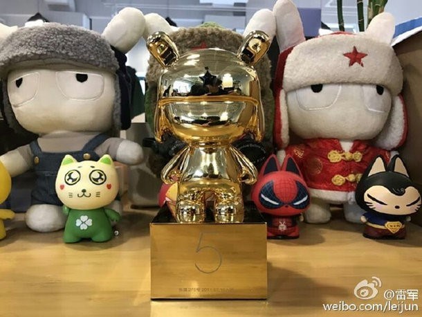 Xiaomi thưởng nhân viên tượng thỏ bằng vàng dịp cuối năm