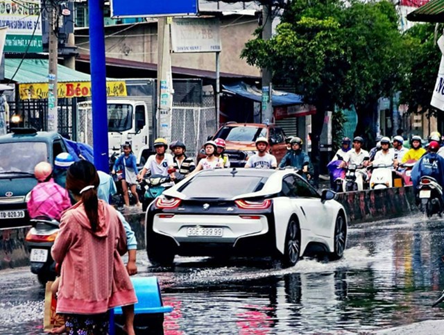 BMW i8 7 tỷ 'lội nước' ở Việt Nam gây tò mò trên Instagram