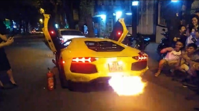 Hot girl "đánh thức" Sài Gòn lúc nữa đêm bằng màn nẹt pô trên Lamborghini Aventador